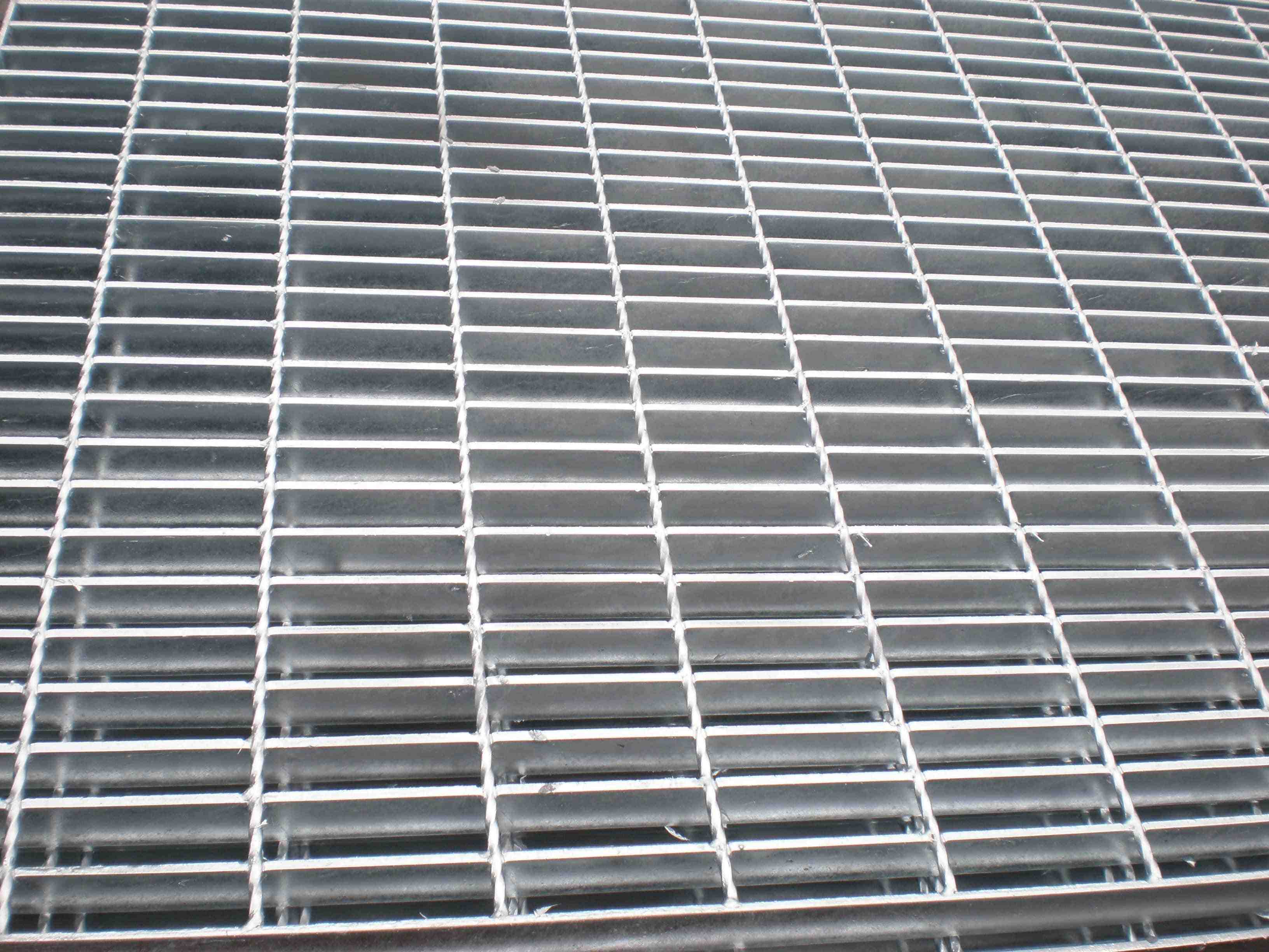 鍍鋅鋼格板尾部清理方法